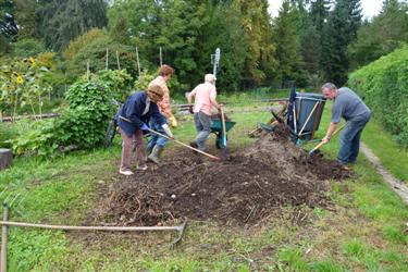 delovna akcija vrtičarjev, vrtičkarji na vrtu, čiščenje površin, urejanje vrta
