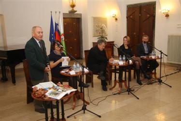 mestno drevje, predstvitev knjige, redeča dvorana, magistrat, Aleksander Šiftar, Maja Simoneti, Tanja Maljevac, Jože Bavcon