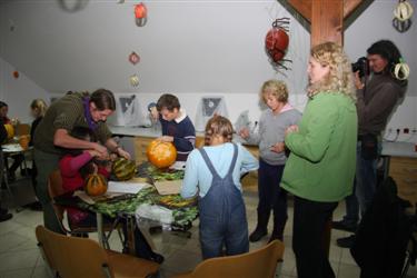 izrezovanje buč, izrezovanje strahcev, netopirji, duhci, čarovnice, buče, haloween, izdelki iz buč, izdelava pajkov, čarovniške paloce, čarovniška metla, čarobniški napoji, bučni kompot, merica kostanja